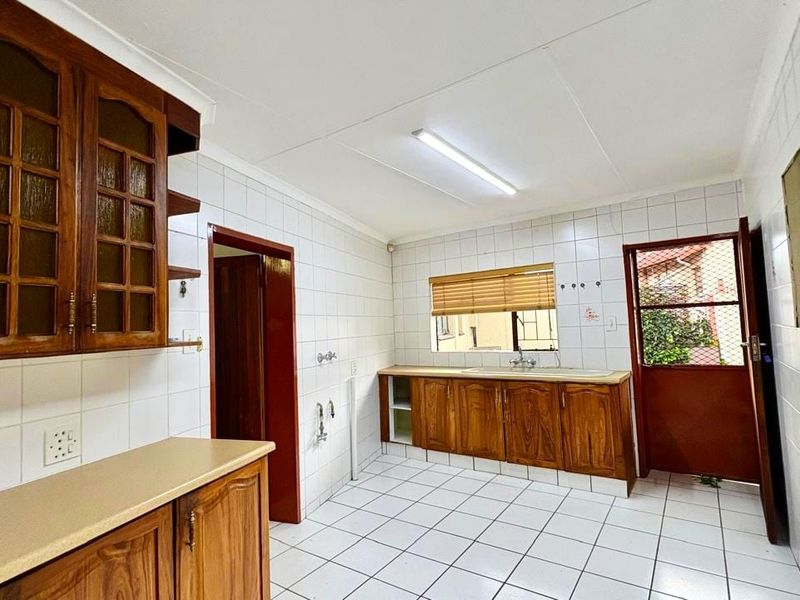 Solid Face-Brick Home with 2-Bedroom Flat – Practical Living with Extra Space - Photo 6