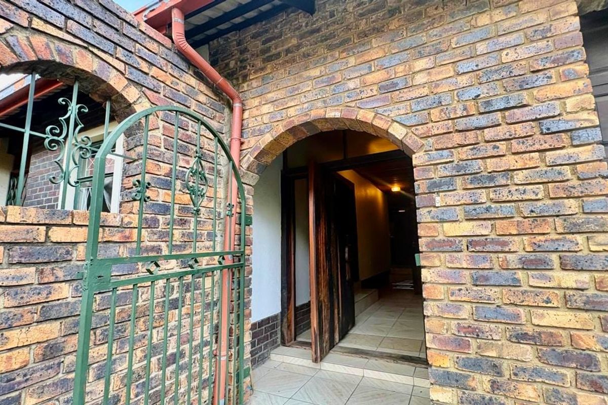 Solid Face-Brick Home with 2-Bedroom Flat – Practical Living with Extra Space - Photo 2