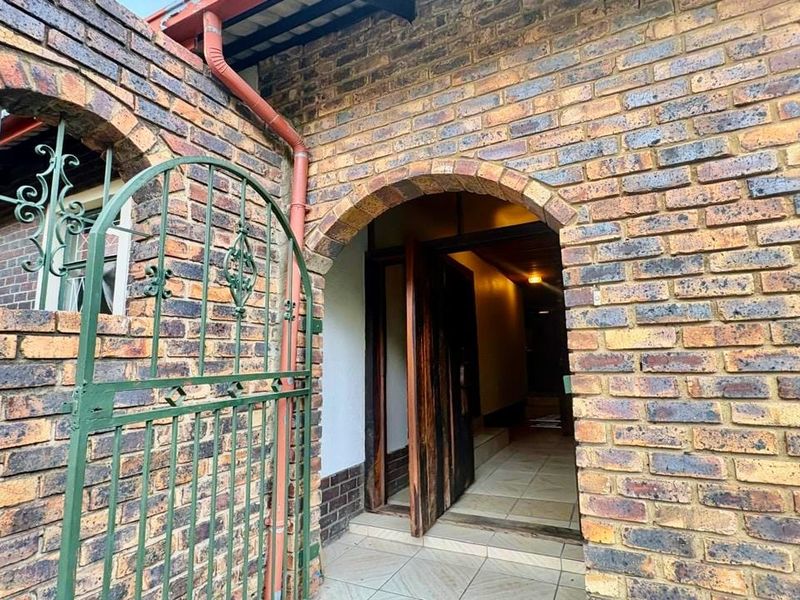 Solid Face-Brick Home with 2-Bedroom Flat – Practical Living with Extra Space - Photo 2