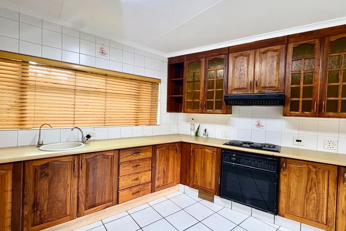 Solid Face-Brick Home with 2-Bedroom Flat – Practical Living with Extra Space - Photo 3