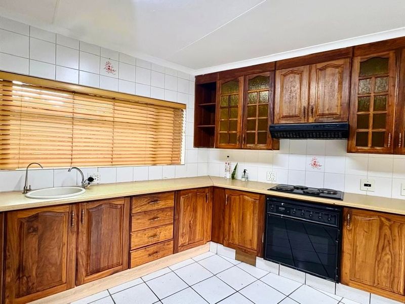 Solid Face-Brick Home with 2-Bedroom Flat – Practical Living with Extra Space - Photo 3