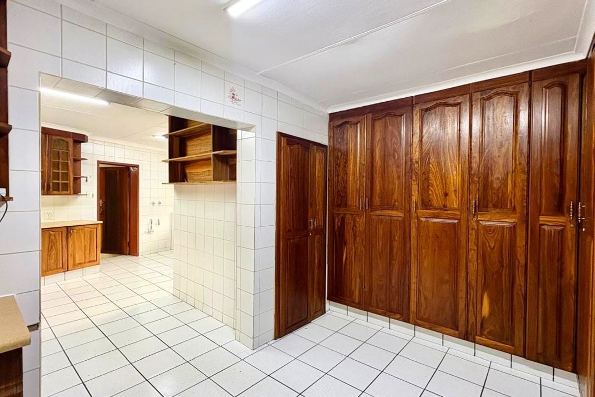 Solid Face-Brick Home with 2-Bedroom Flat – Practical Living with Extra Space - Photo 4