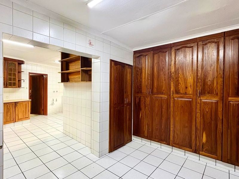 Solid Face-Brick Home with 2-Bedroom Flat – Practical Living with Extra Space - Photo 4