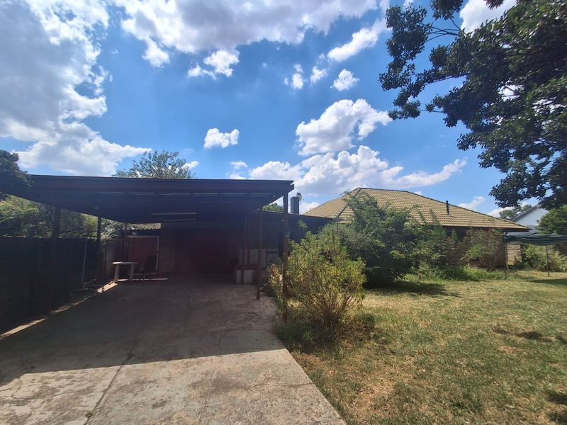 Surprisingly well kept and spacious. This 3 bedrooms Family in Three Rivers is a must View. - Photo 3