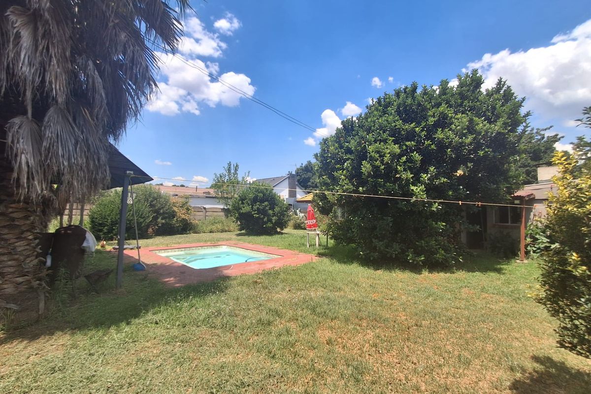 Surprisingly well kept and spacious. This 3 bedrooms Family in Three Rivers is a must View. - Photo 2