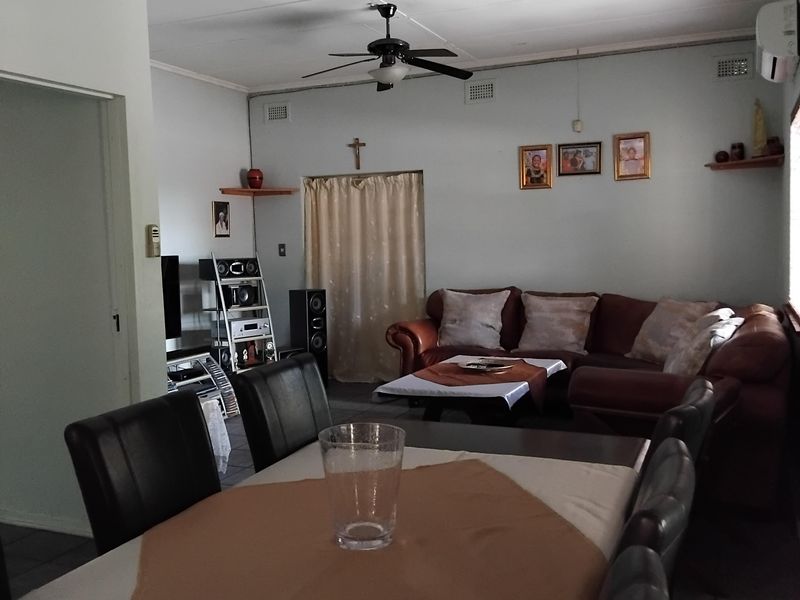 Beautiful 3 bedroom home - Photo 3