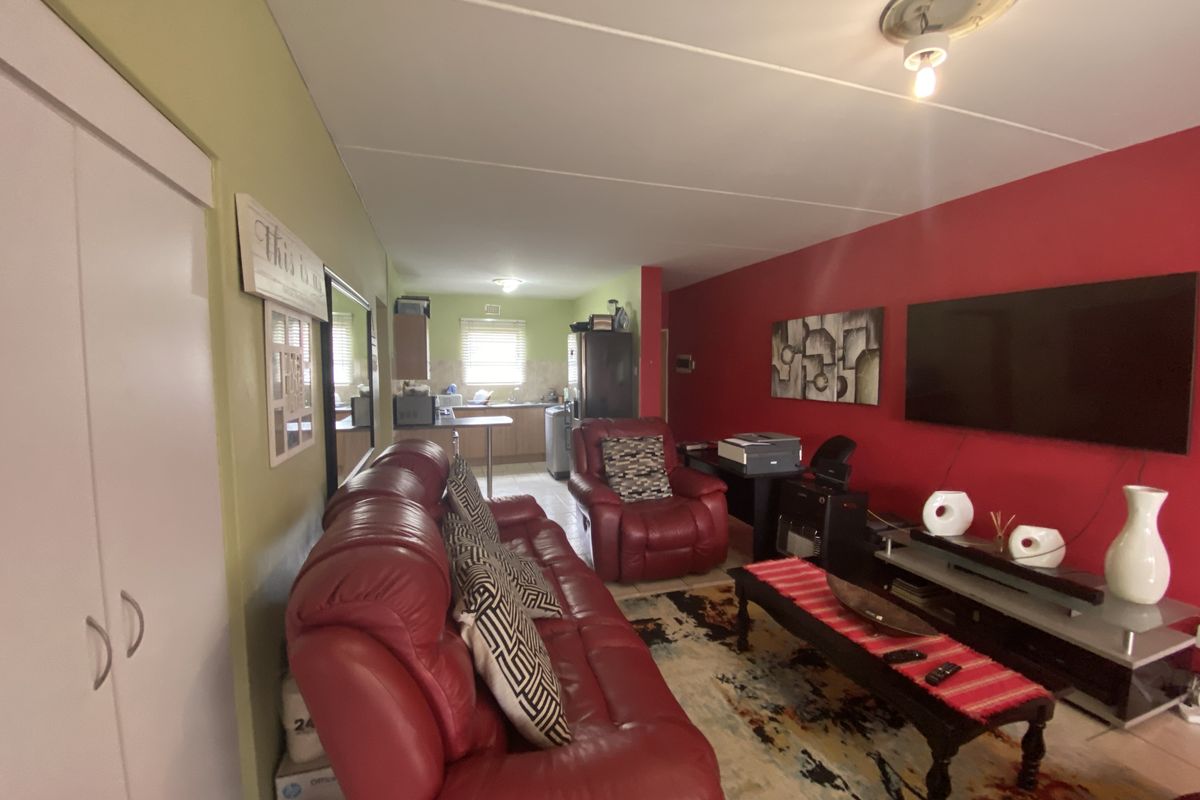 3 Bedroom Ground Floor Unit For Sale In Parkrand - Photo 3