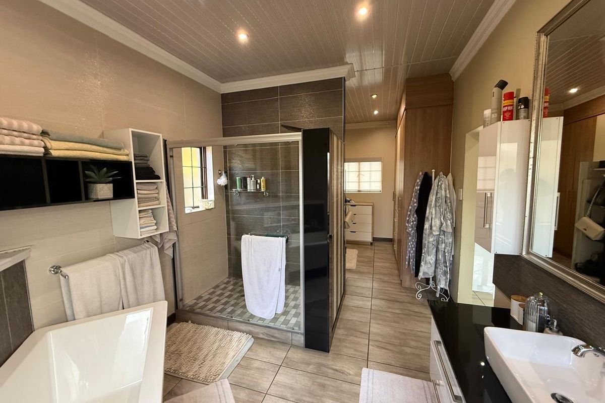 Modern Family Home in SE8, Vanderbijlpark. - Photo 4