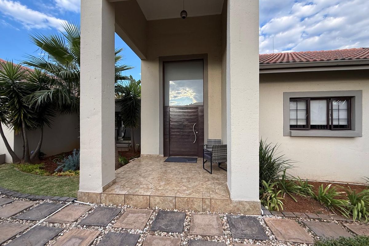Modern Family Home in SE8, Vanderbijlpark. - Photo 2