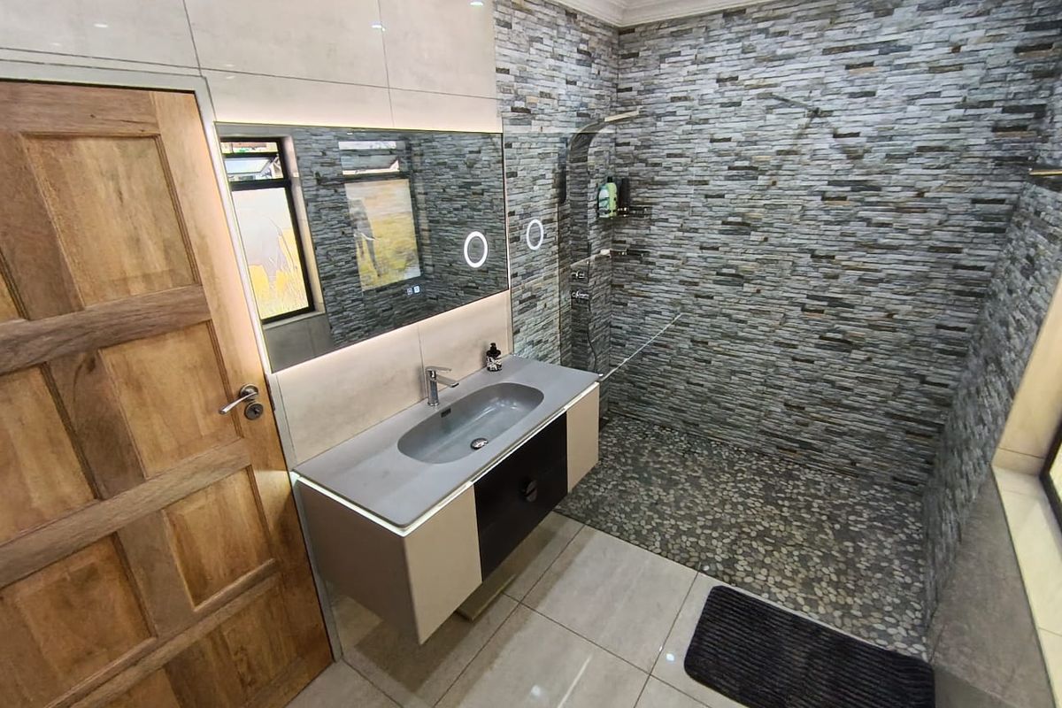 Stunning 3 Bedroom House Magalieskruin - Photo 2