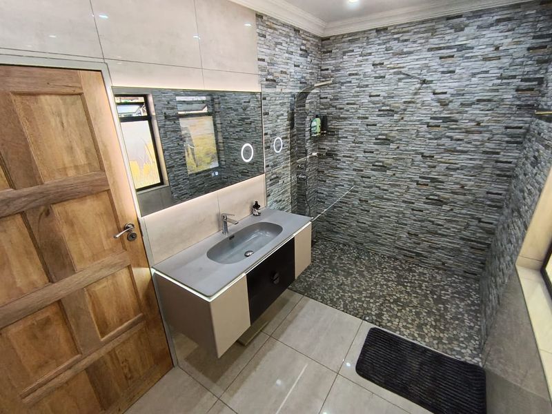 Stunning 3 Bedroom House Magalieskruin - Photo 2