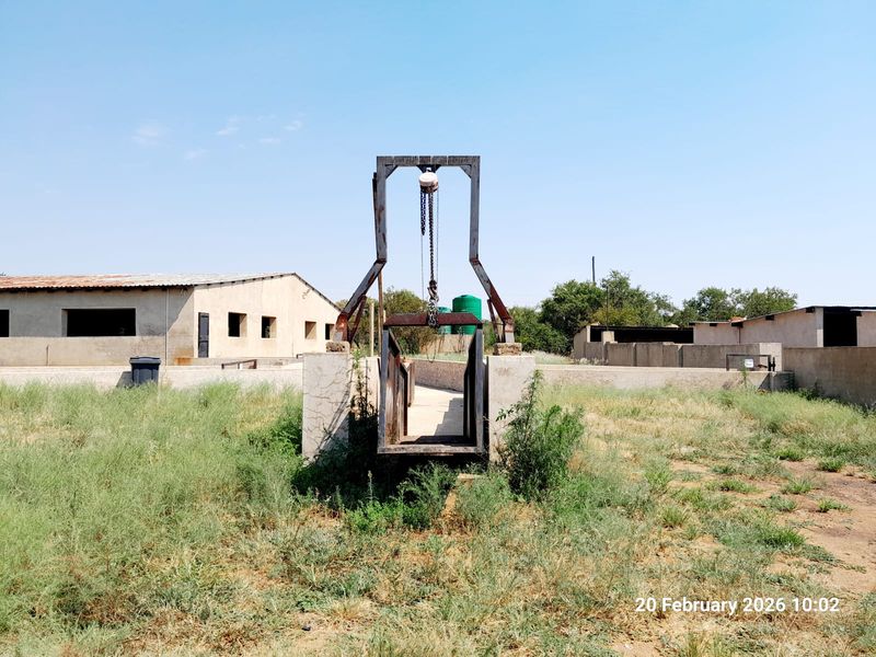 PIGGERY for 2000 pigs, CATTLE kraal, CHICKEN free range, HORSE STABLE - 3 Bedroom house - Photo 6