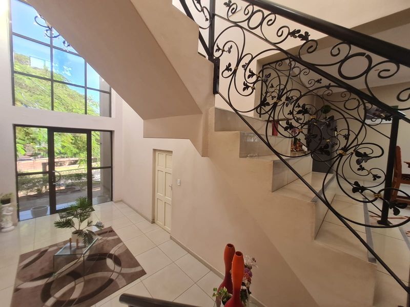 Luxury multi level 4 bedroom house for sale - Photo 3