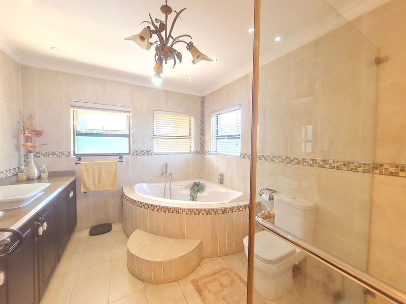 Luxury multi level 4 bedroom house for sale - Photo 9
