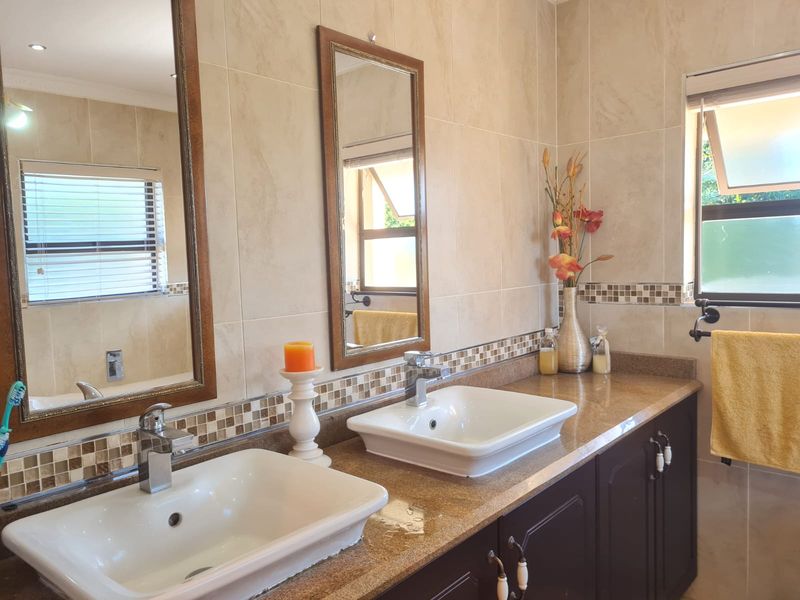 Luxury multi level 4 bedroom house for sale - Photo 8