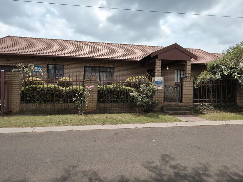 A Sophisticated 2-Bedroom En-Suite Residence Designed for the Discerning Buyer. - Photo 2