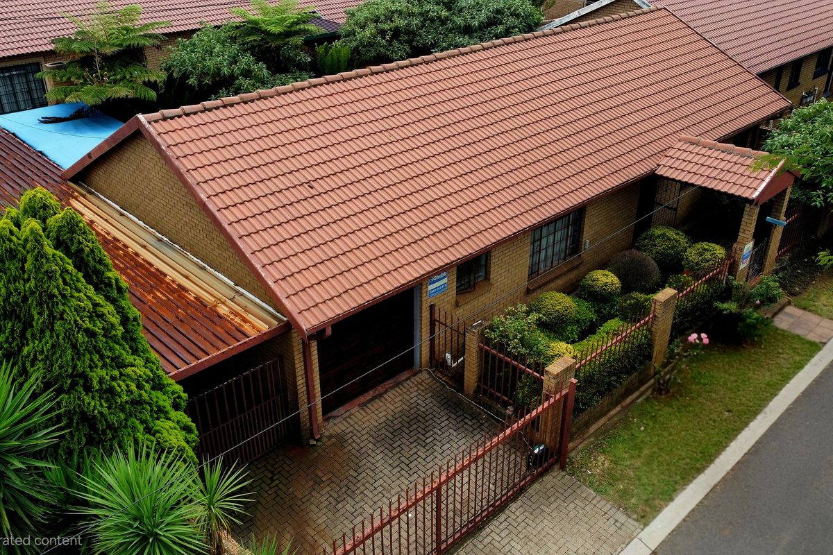 A Sophisticated 2-Bedroom En-Suite Residence Designed for the Discerning Buyer. - Photo 4