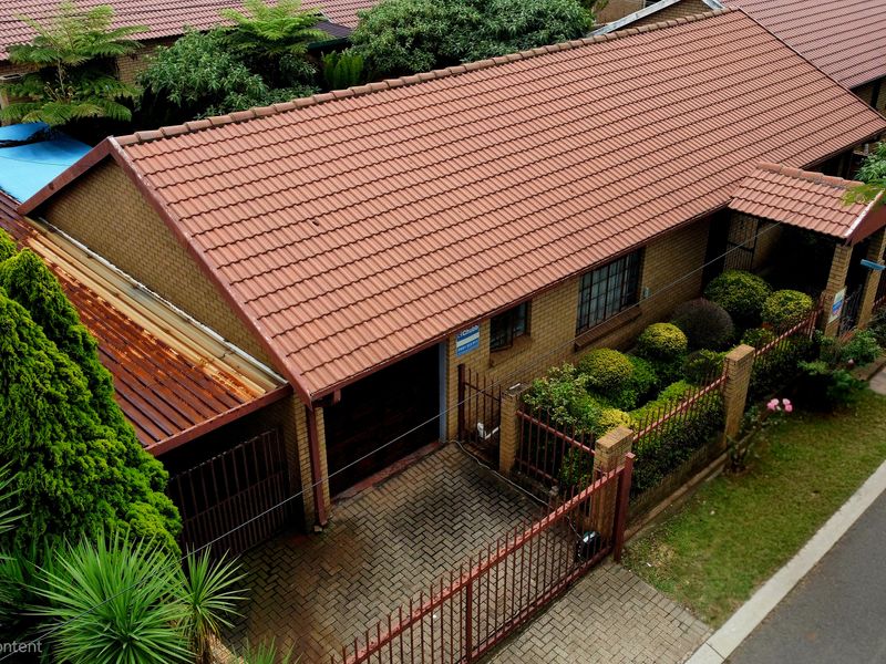 A Sophisticated 2-Bedroom En-Suite Residence Designed for the Discerning Buyer. - Photo 4