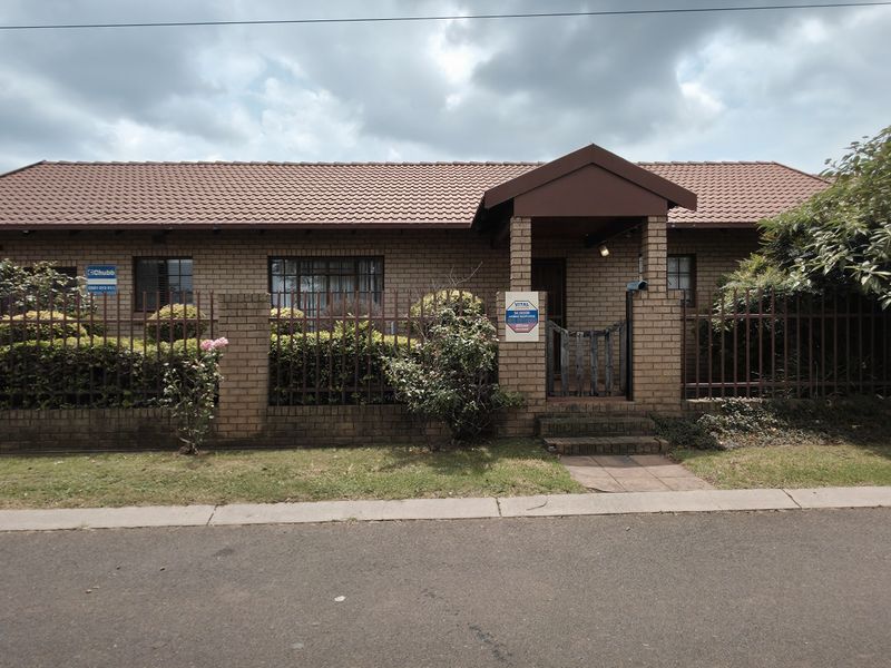 A Sophisticated 2-Bedroom En-Suite Residence Designed for the Discerning Buyer. - Photo 3