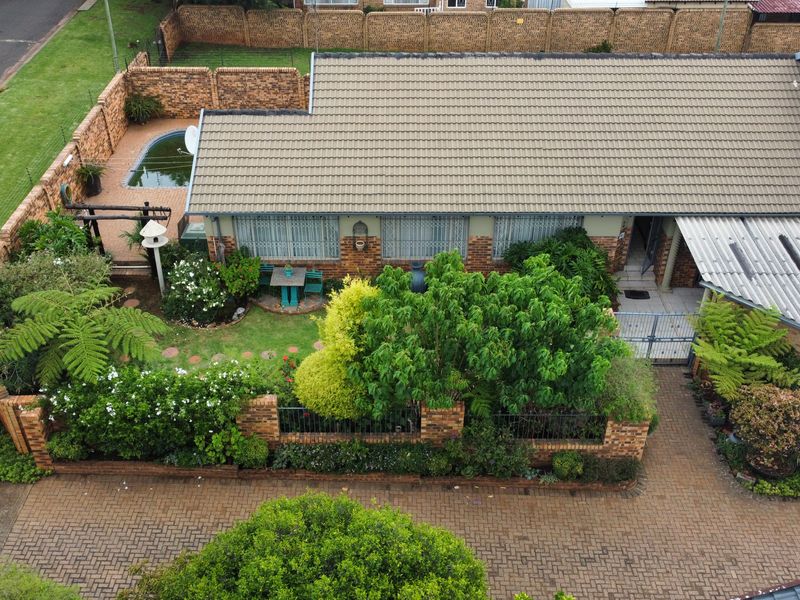 Exquisite Full-Title Residence: Independent Luxury with Zero Levies - Photo 2