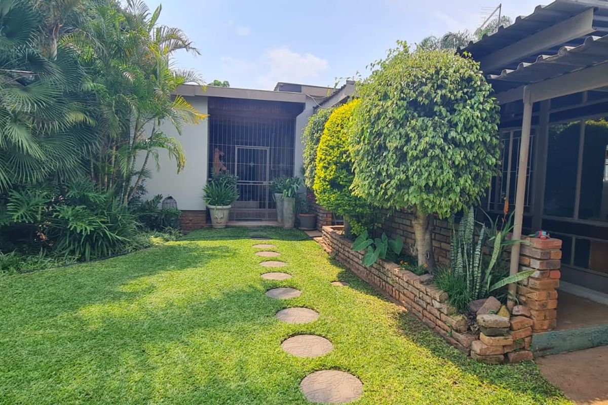 Spacious Family Living on an Expansive Stand with Flatlet & Excellent Extras - Photo 2