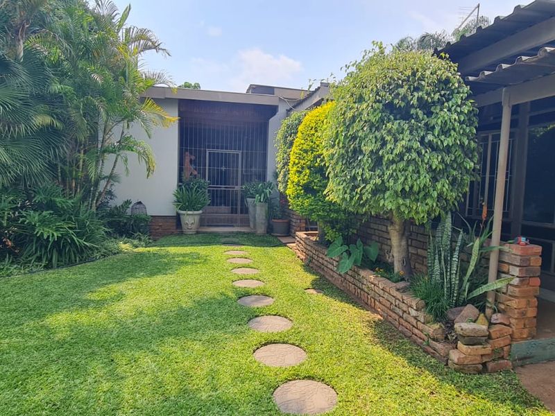 Spacious Family Living on an Expansive Stand with Flatlet & Excellent Extras - Photo 2