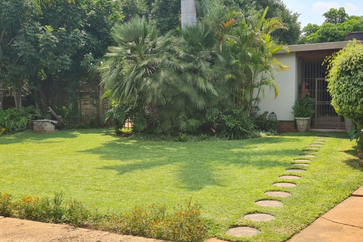 Spacious Family Living on an Expansive Stand with Flatlet & Excellent Extras - Photo 3