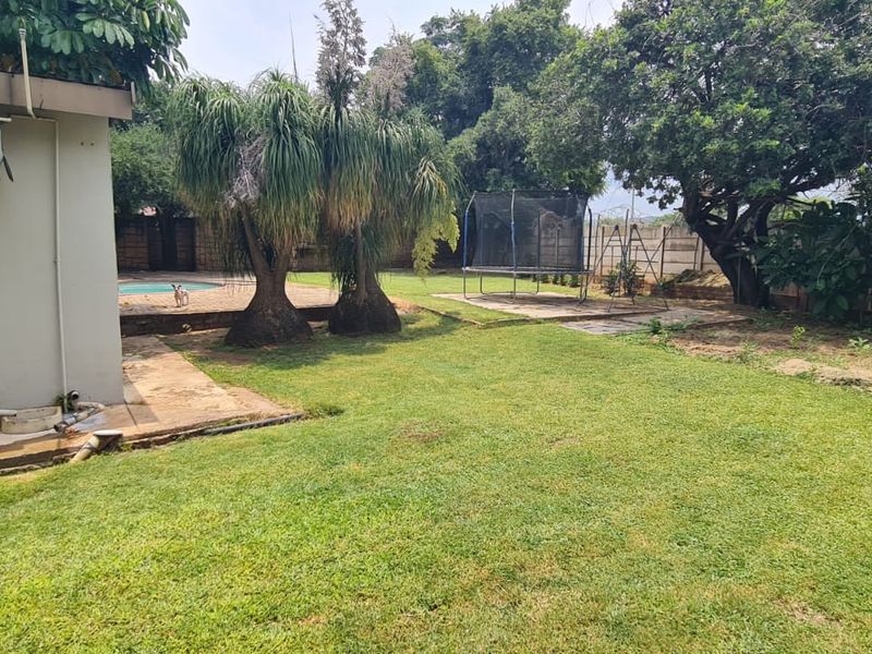 Spacious Family Living on an Expansive Stand with Flatlet & Excellent Extras - Photo 9