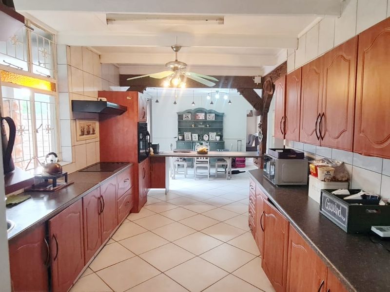 Spacious Family Living on an Expansive Stand with Flatlet & Excellent Extras - Photo 10