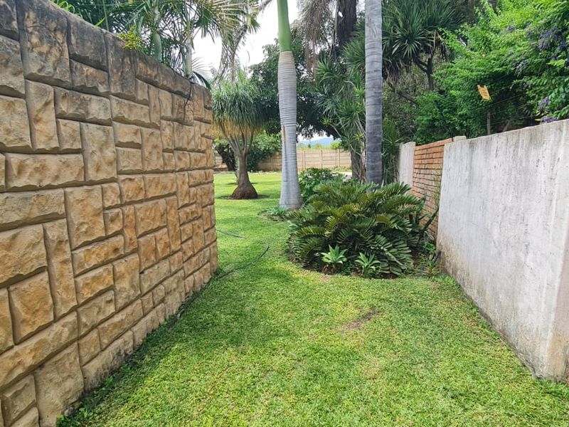 Spacious Family Living on an Expansive Stand with Flatlet & Excellent Extras - Photo 8