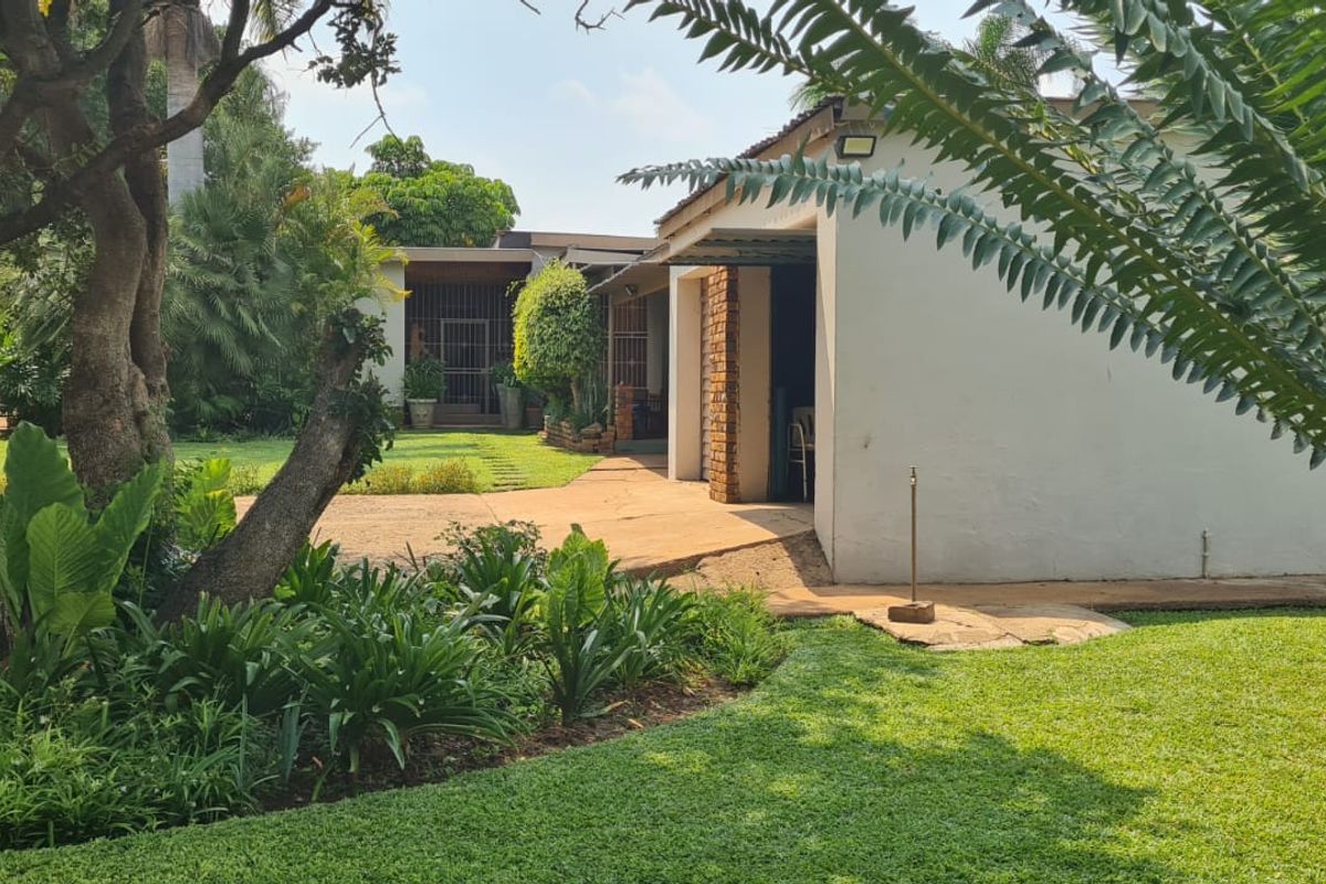 Spacious Family Living on an Expansive Stand with Flatlet & Excellent Extras - Photo 4