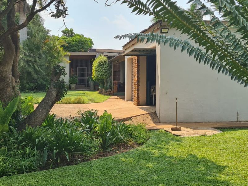 Spacious Family Living on an Expansive Stand with Flatlet & Excellent Extras - Photo 4