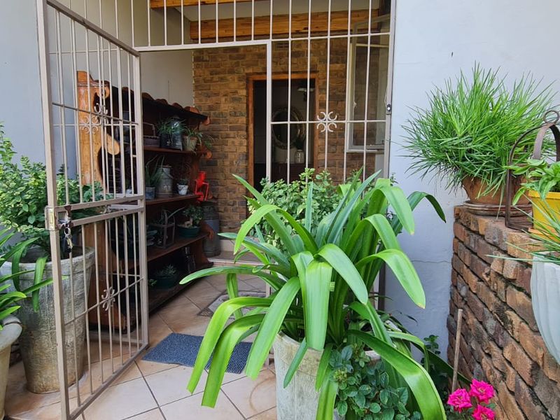 Spacious Family Living on an Expansive Stand with Flatlet & Excellent Extras - Photo 6