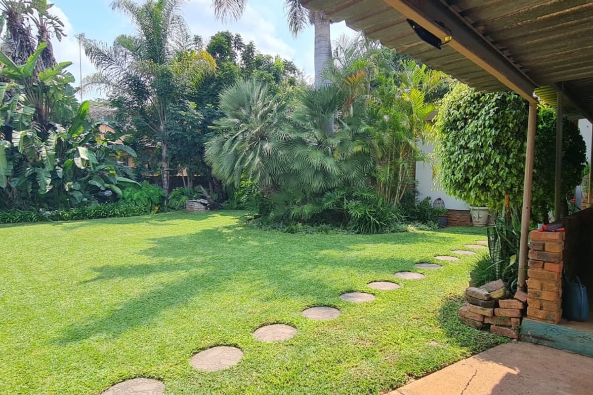 Spacious Family Living on an Expansive Stand with Flatlet & Excellent Extras - Photo 5