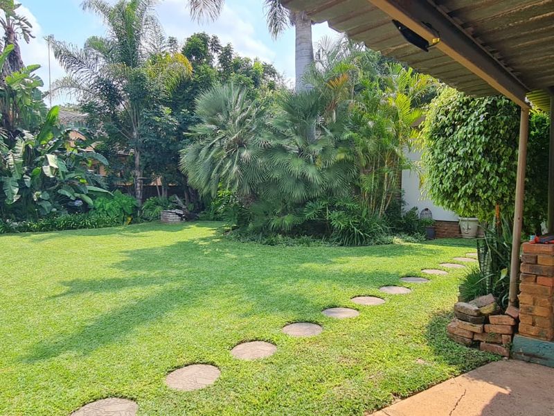 Spacious Family Living on an Expansive Stand with Flatlet & Excellent Extras - Photo 5