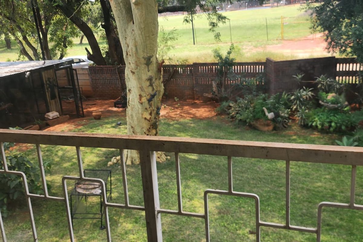 Elegant Double Story Family Home with Flatlet on a Spacious Stand - Photo 4