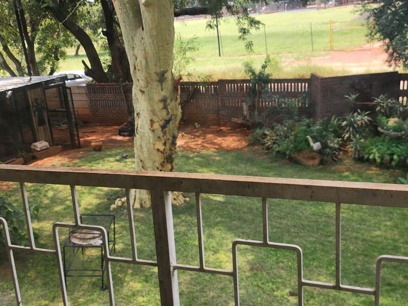 Elegant Double Story Family Home with Flatlet on a Spacious Stand - Photo 4