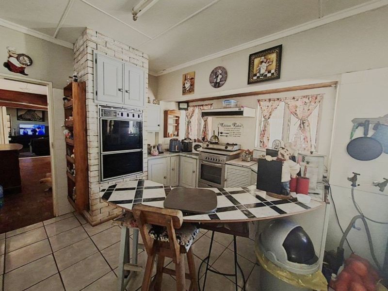 Elegant Double Story Family Home with Flatlet on a Spacious Stand - Photo 10