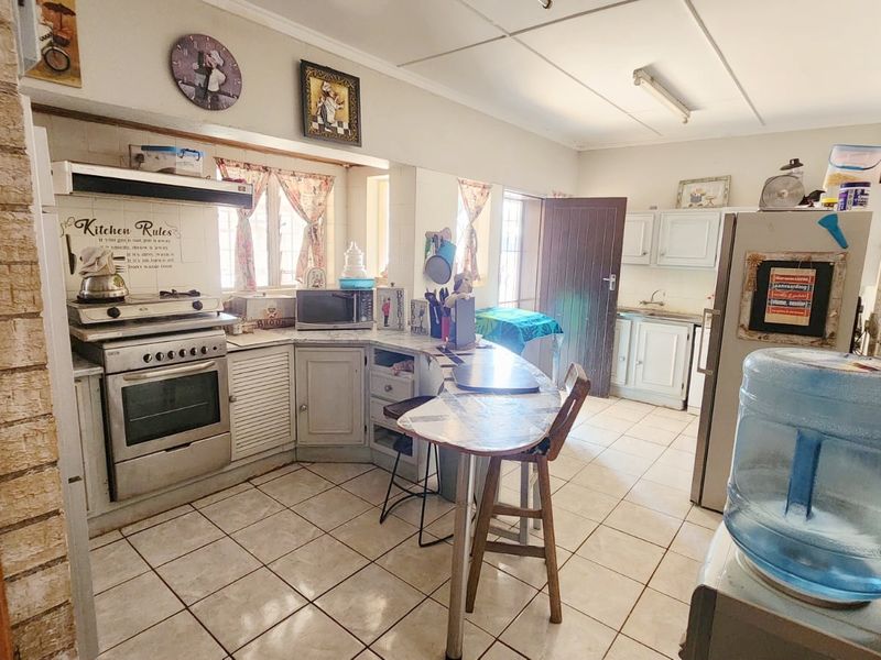 Elegant Double Story Family Home with Flatlet on a Spacious Stand - Photo 9