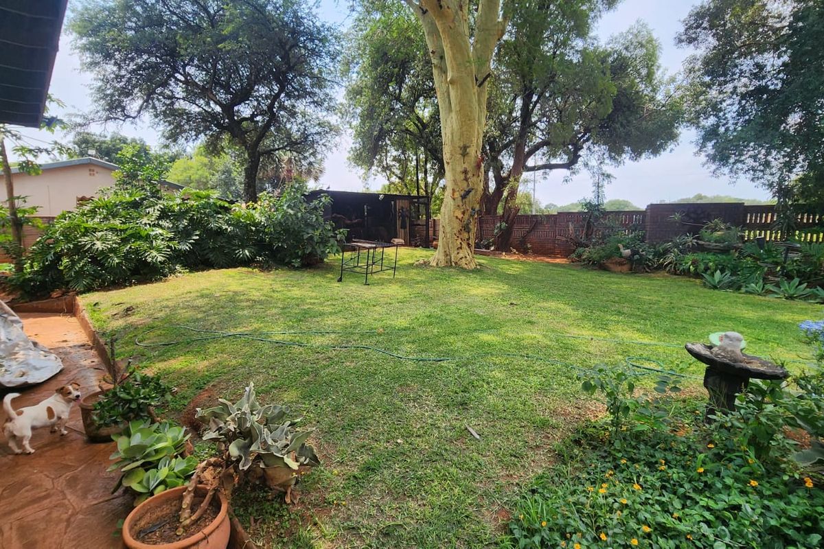 Elegant Double Story Family Home with Flatlet on a Spacious Stand - Photo 2