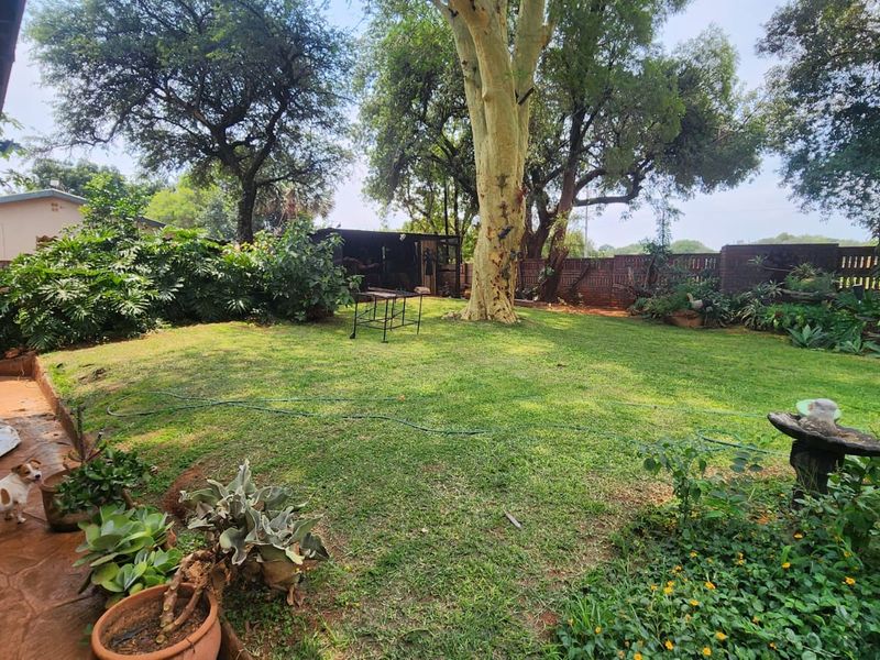 Elegant Double Story Family Home with Flatlet on a Spacious Stand - Photo 2