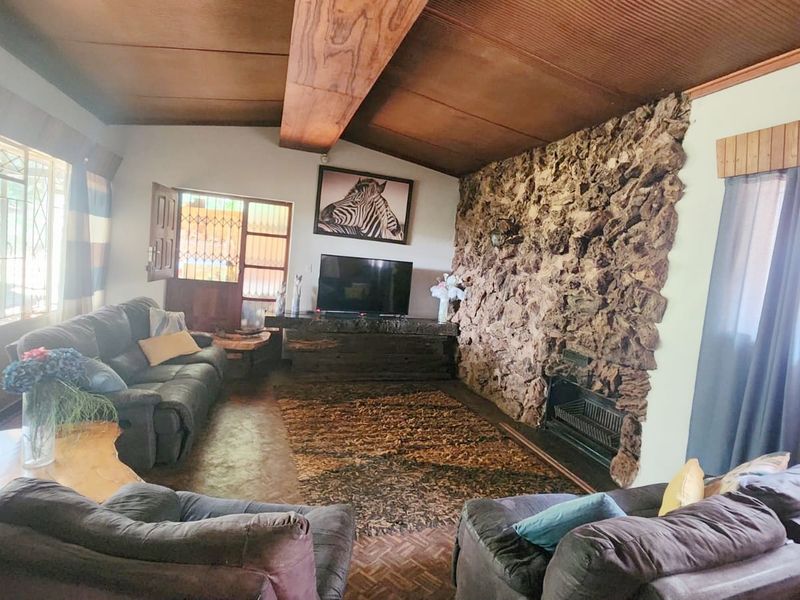 Elegant Double Story Family Home with Flatlet on a Spacious Stand - Photo 6