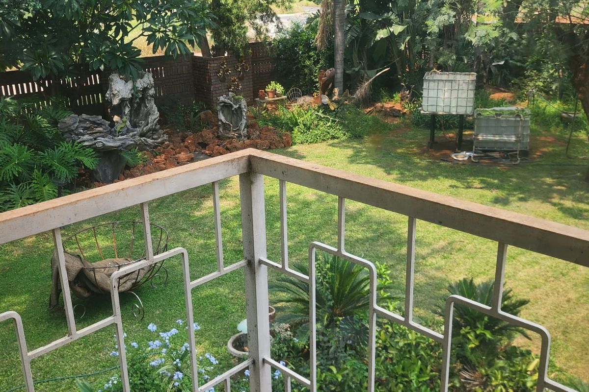 Elegant Double Story Family Home with Flatlet on a Spacious Stand - Photo 3