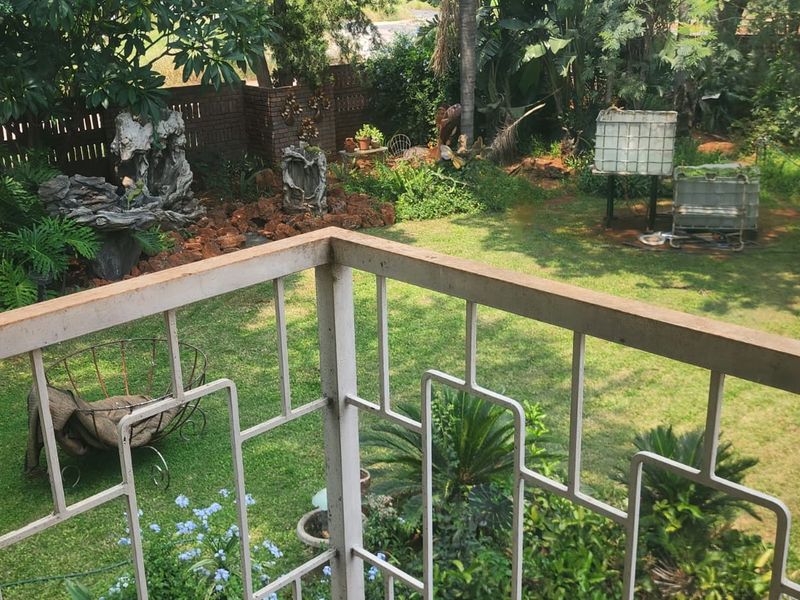 Elegant Double Story Family Home with Flatlet on a Spacious Stand - Photo 3