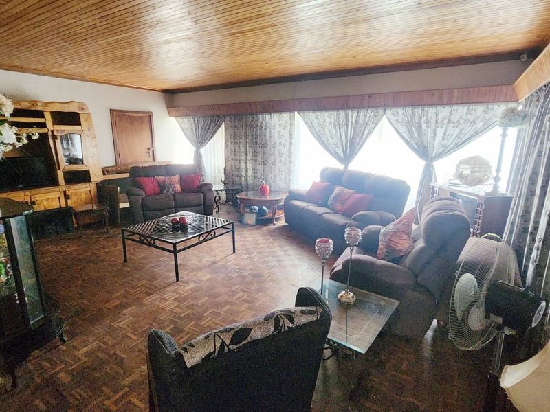 Elegant Double Story Family Home with Flatlet on a Spacious Stand - Photo 5