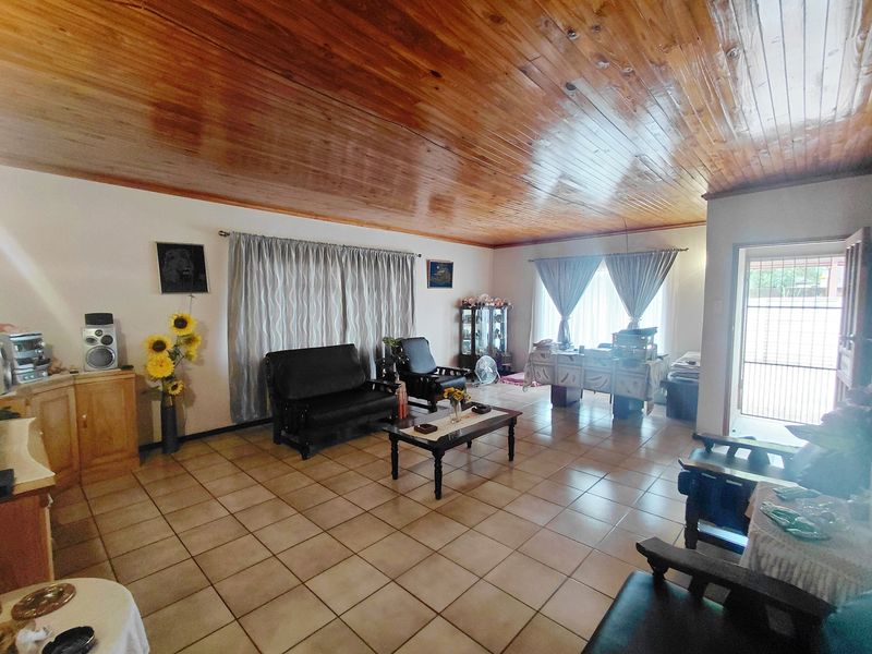 Prime Off-Grid 4 Bedroom Home with Business Zoning Potential in the Heart of Mokopane - Photo 4
