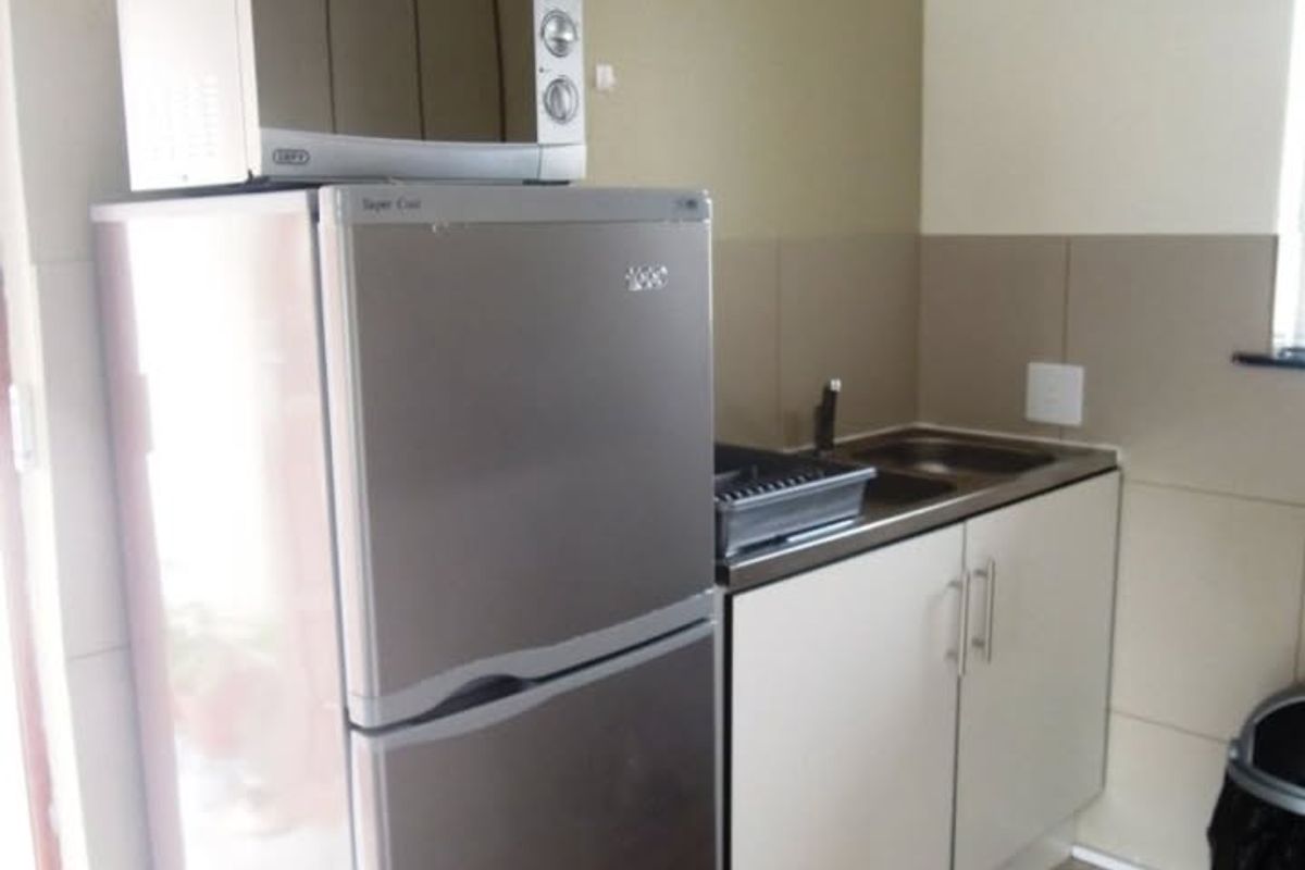 FURNISHED 1-BEDROOM UNIT WITH PRIVATE GARDEN - Photo 4