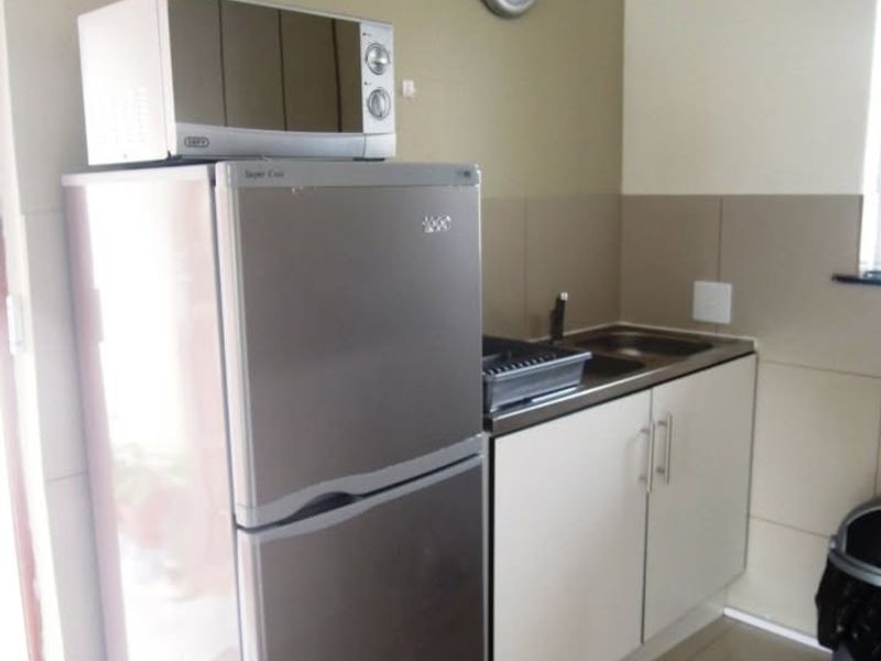 FURNISHED 1-BEDROOM UNIT WITH PRIVATE GARDEN - Photo 4