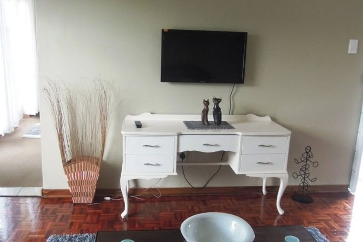 FURNISHED 1-BEDROOM UNIT WITH PRIVATE GARDEN - Photo 3