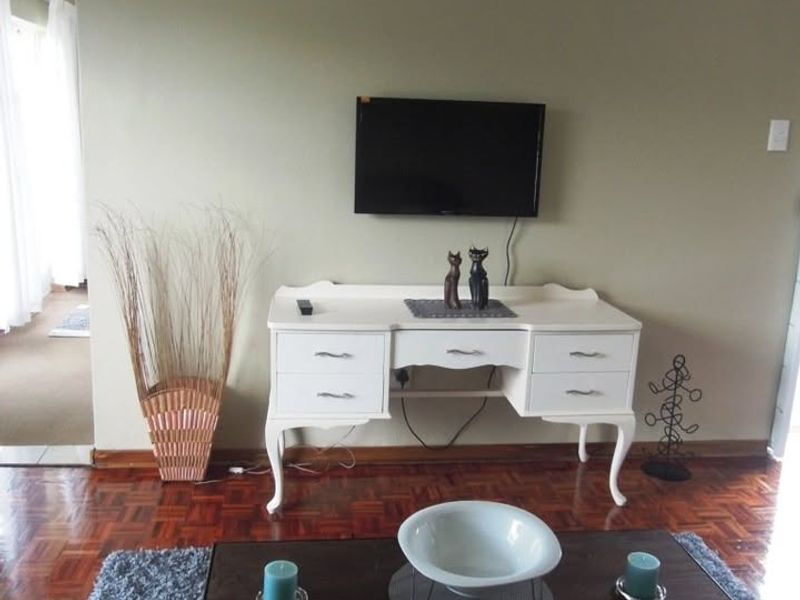 FURNISHED 1-BEDROOM UNIT WITH PRIVATE GARDEN - Photo 3